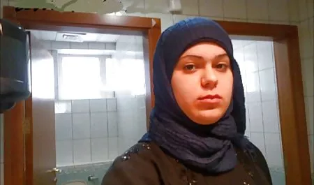 یک دختر جوان است که دانلود استیکر سکسی او را برادر و خواهر پدر کمک